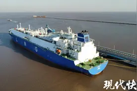 我国首艘自主研发新型大型 LNG运输船，从盐城滨海首次出境图片