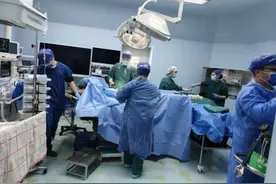 产妇宫口已开2指，突发精神异常、不许人靠近！紧急转院20分钟后平安分娩图片