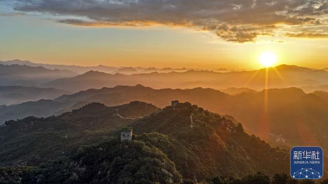 河北遵化：朝霞映长城 晨景美如画