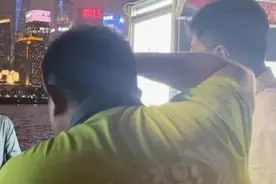 每隔十米便有一处，外滩这些摊位不正规！游客要当心隐私泄露图片