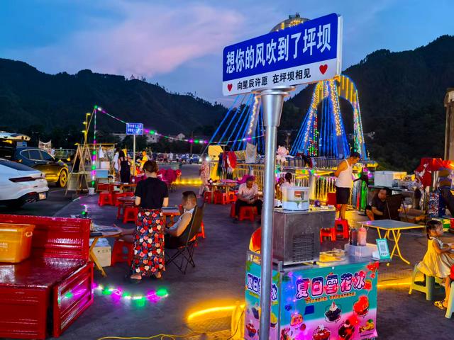 岑巩：网红桥“夜经济”火爆