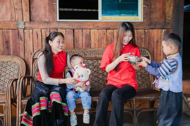 遇见木楞房、火塘与95后妈妈的寻常日子