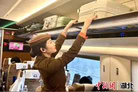 百米车厢日行三万步 只为旅客顺畅出行图片