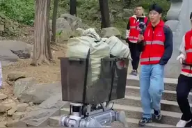 机器狗载80斤重物爬泰山，爬坡、下坡各两小时，全程没换电池。测试方：希望借此找到清运山岳型景区垃圾的好办法#机器狗爬泰山图片