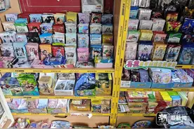 小学生不再“盘手串”，乐此不疲拆盲盒卡牌引家长担忧图片