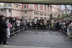 代排占位、比花篮、送锦旗、百米冲刺，热闹的剧场后门让人欢喜让人忧图片