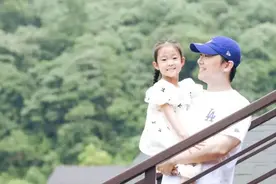 花式接娃！沈阳这对父女火遍全网！网友：感觉这小孩好幸福图片