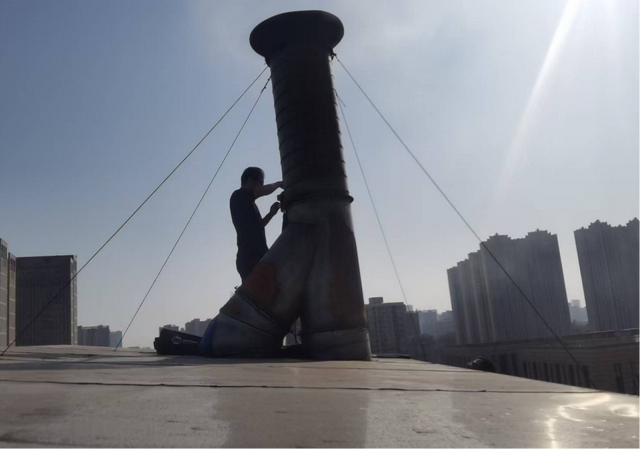 长沙一挖掘机机主闯禁被行政处罚