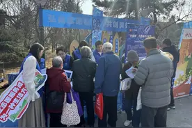志愿者摆摊儿讲解DeepSeek，这个社区的老人特别感兴趣图片