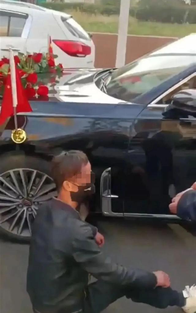 婚车遭拦截索要50条烟作为喜钱，双方僵持1小时，新人无奈打车离去！网友质疑：算不算“拦路抢劫”？律师解读→