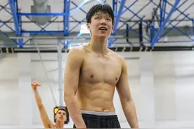 花落谁家😍杨瀚森联合试训体测数据：裸足身高2米16 手掌第二大图片