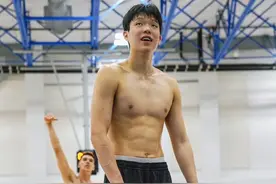 花落谁家😍杨瀚森联合试训体测数据：裸足身高2米16 手掌第二大图片