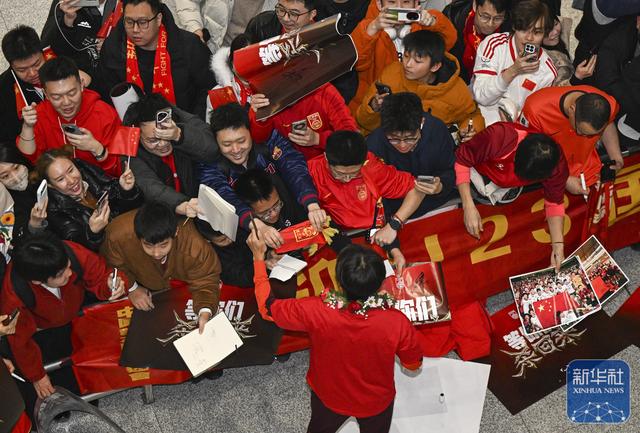 U23国足抵达北京	，大批球迷到机场迎接