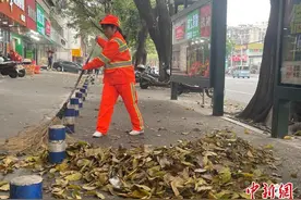 广西柳州城市管理者春节坚守岗位 见证城市变迁焕新颜图片