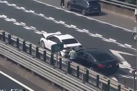 车辆在高速抛锚 看到这一幕过路司机飞奔而来图片