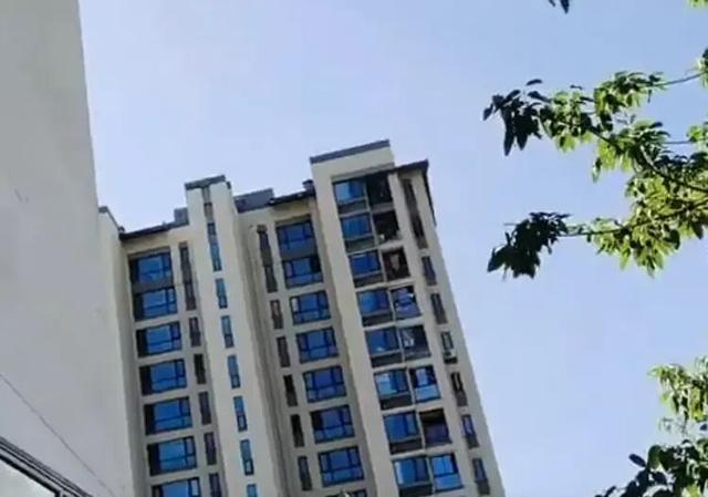 5岁男童小区内遇害，厦门警方：59岁女性嫌疑人作案后自杀身亡