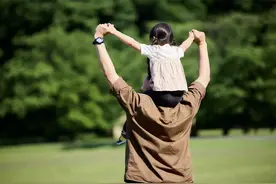 父亲节，重提“怎样做父亲”这个公共话题丨时评图片