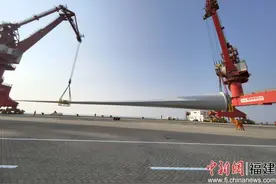首次！江阴港区创新重大件吊装工艺！图片