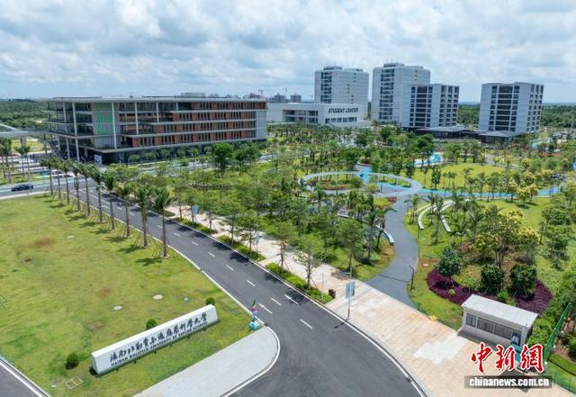 中国境内首个境外高校独立办学项目永久校址迎首批新生