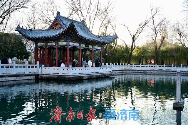 一年四季 泉在济南丨珍珠泉畔人气旺 游客打卡定格泉城冬日灵动之美