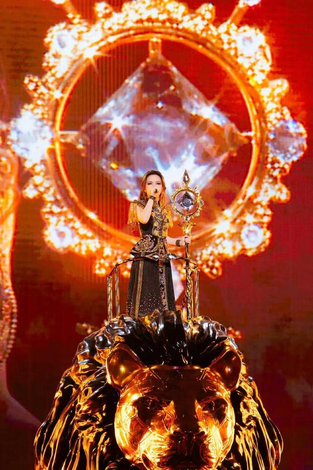 一直在开演唱会的邓紫棋，写出了今年最畅销的小说