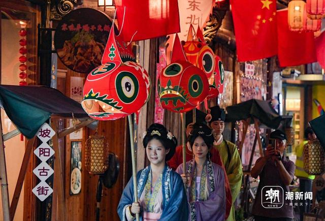 国庆夜游新体验，金华古街鱼灯巡游靓
