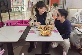 青岛故事丨从美食博主到餐饮创客！“95后”小伙开了40多家炸鸡自助餐店，年营业额超7000万元图片