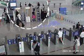 仅用5秒！山东民警飞奔救下电动扶梯上的老人图片