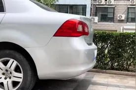 一车自燃，殃及邻车！“电桩”与“隐患”碰撞，如何应对挑战？图片