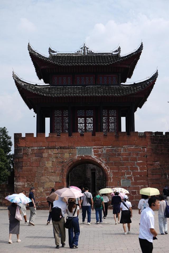 媒体大咖齐聚黔阳古城，触摸千年文脉邂逅非遗新韵
