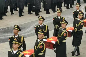 无声的礼步、12响鸣枪……魂兮归来，英雄安息！图片