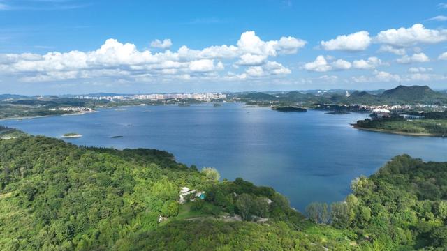 《贵州日报》整版报道 | 清镇市:点“湖”成金 打造冬季旅游新范式