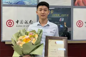 下班后，银行小伙迟迟没有回家吃饭……图片