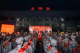 湖南岳阳市举行2024年上半年新兵入伍欢送仪式图片