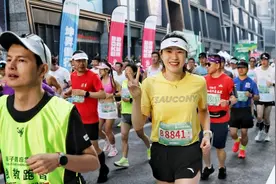 苏州河半程马拉松赛圆满落幕，男子冠军马瑞成功卫冕图片
