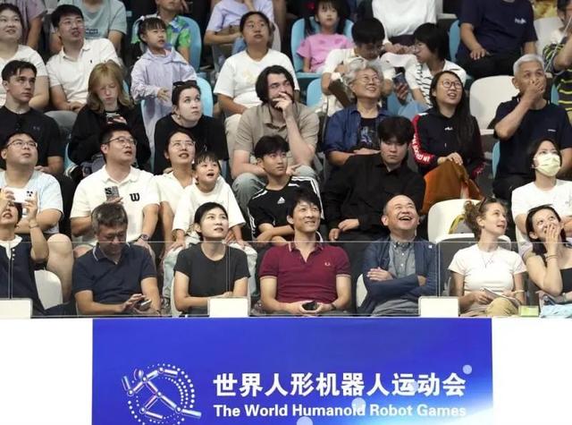 “太欢快了，满场都是哈哈哈”