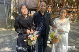 有爱，衢州这些小学生将自种的花做成插花，送给学校勤杂工图片