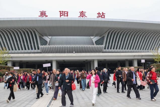 品尝地道美食，体验古城魅力，襄荆高铁首个千人专列旅行团打卡襄阳