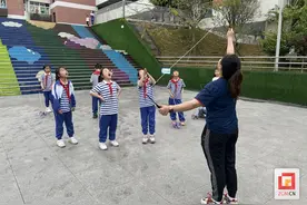 传承传统文化 自贡杂技团空竹飞舞进校园图片