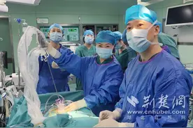 18岁女孩腹中暗藏“篮球大”肿物 医生“无痕”摘除巨瘤图片