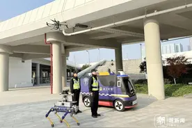 警用无人巡逻车、无人机、机器狗协同巡逻，张信哲歌迷：杭州公安还是太超前图片