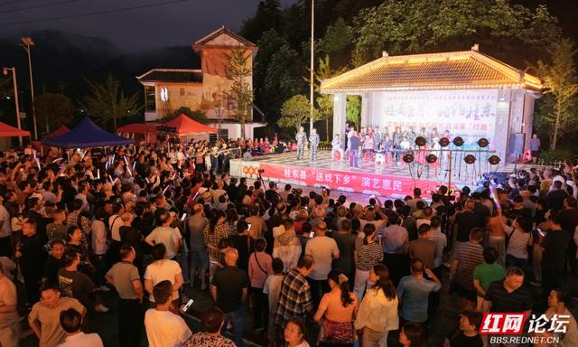 【每日一图@湖南】“村晚”点亮夏夜！桂东青竹村文化盛宴引客来
