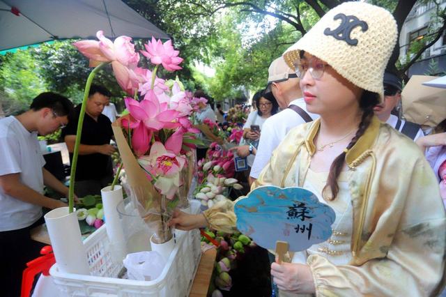 江苏苏州：荷花市集热闹非凡
