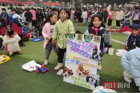 小学跳蚤市场上，新一代“带货达人”涌现图片