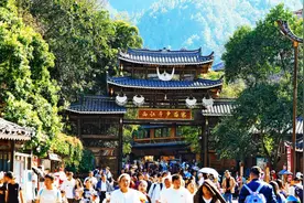 国庆假日西江千户苗寨接待游客22.8万人次图片