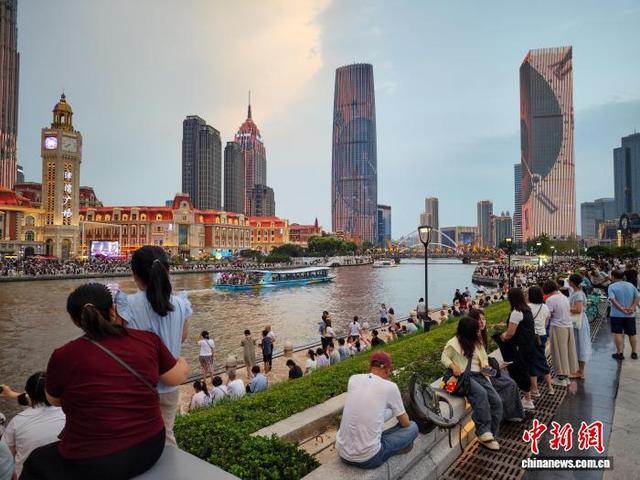 天津：海河两畔楼体光影秀与市民共绘城市浪漫