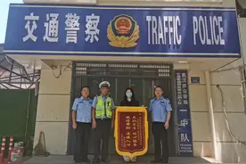 高速公路上女司机爆胎遇困，武汉高管交警暖心救助图片