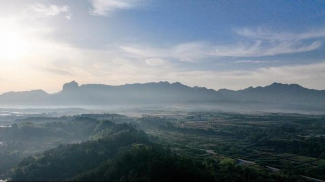 熟悉的风景里藏着最陌生的奇观，只待一次全新的回眸！江郎山景区惊现世上罕见自然大佛