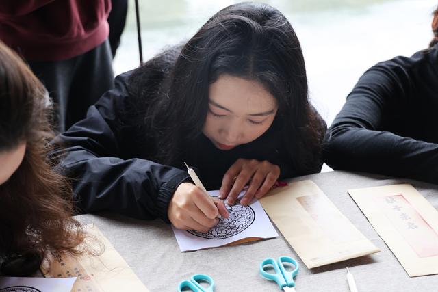 11月的雷峰塔景区，请你帮“许仙”集齐5件信物