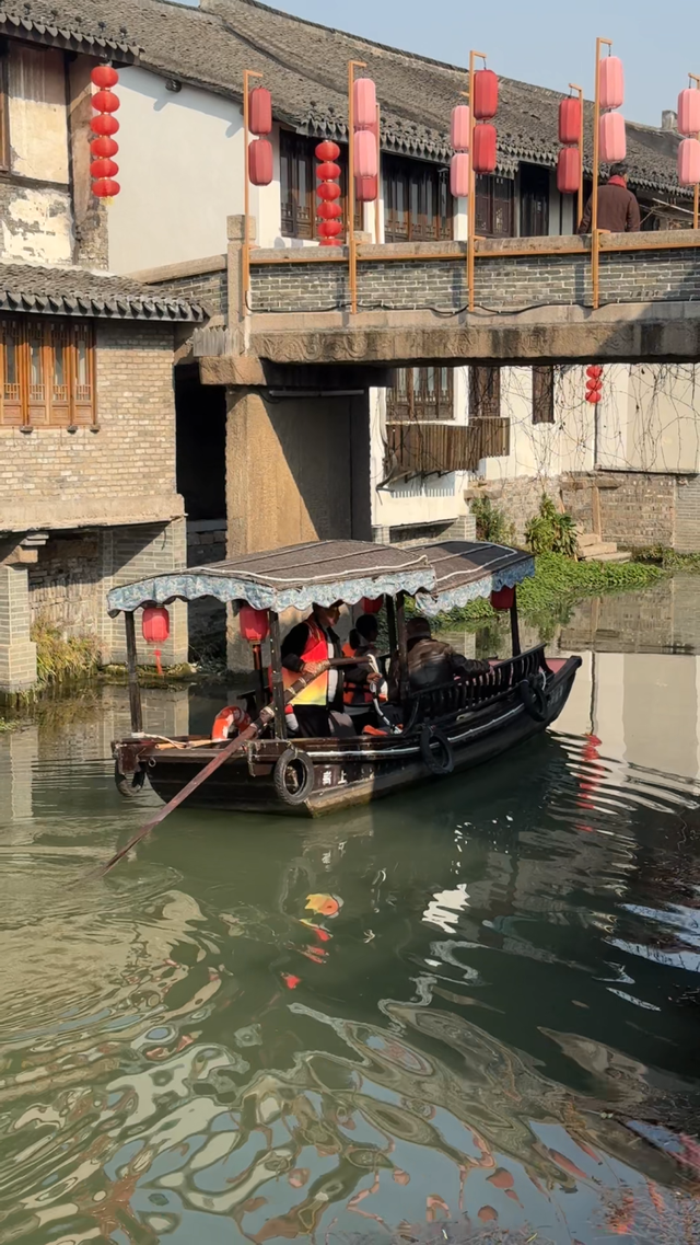 不仅是游客的风景，更是阿姨爷叔们热气腾腾的生活，青溪老街重启长桌宴，重温真实江南乡镇生活｜新春闹灯会·古镇过大年⑥